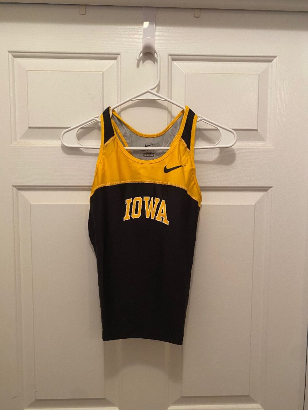 Nike Iowa Hawkeyes Women's Track Team Issued Tank Top Medium Made USA NWT (1)